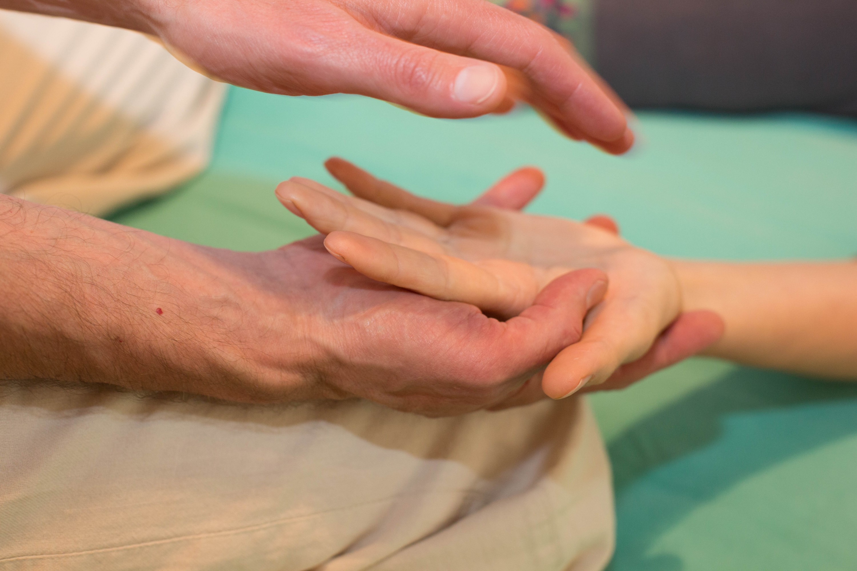 Hand hält Hand für Seite Workshop Sexualität, Körperarbeit mit Volkmar